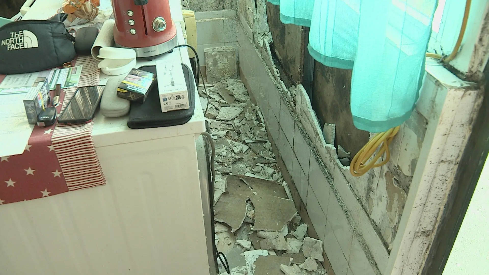 Reformado gasta mais de metade da pensão em renda de casa em ruínas, senhoria recusa contrato