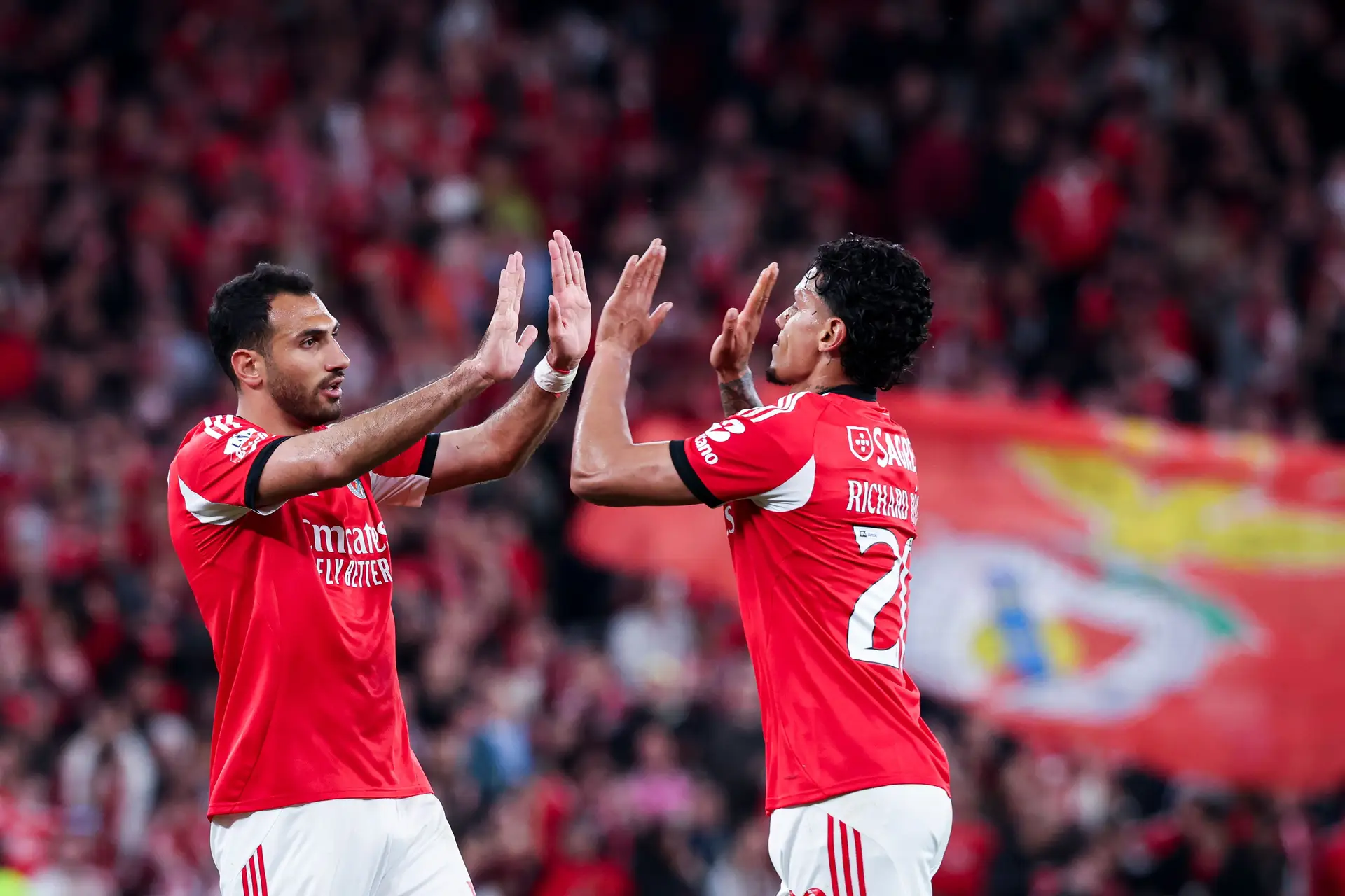 Benfica derrota Vitória de Guimarães com trio de golos - SIC Notícias