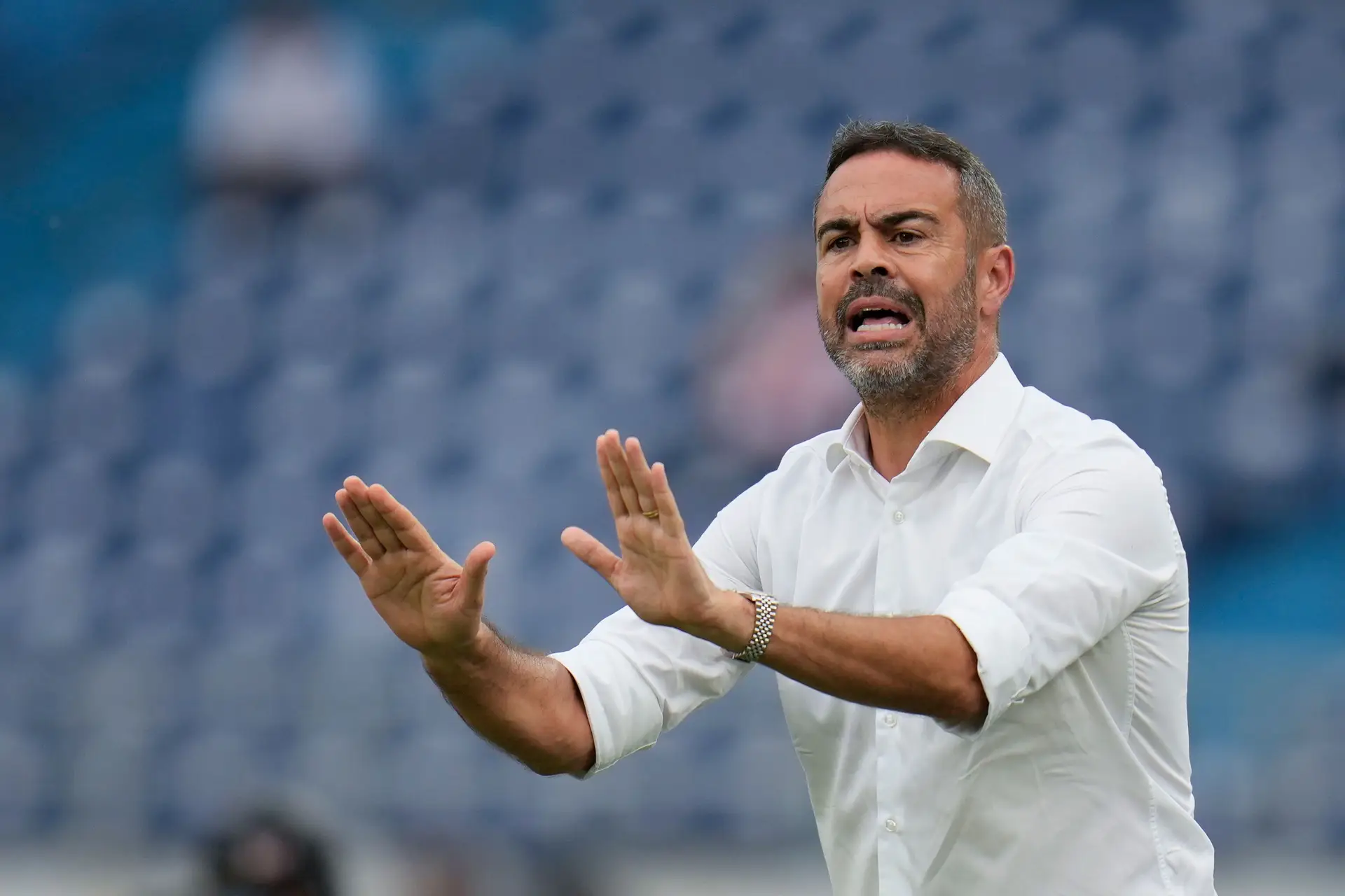 Artur Jorge assume comando do Cruzeiro e promete "dar a volta" ao momento difícil