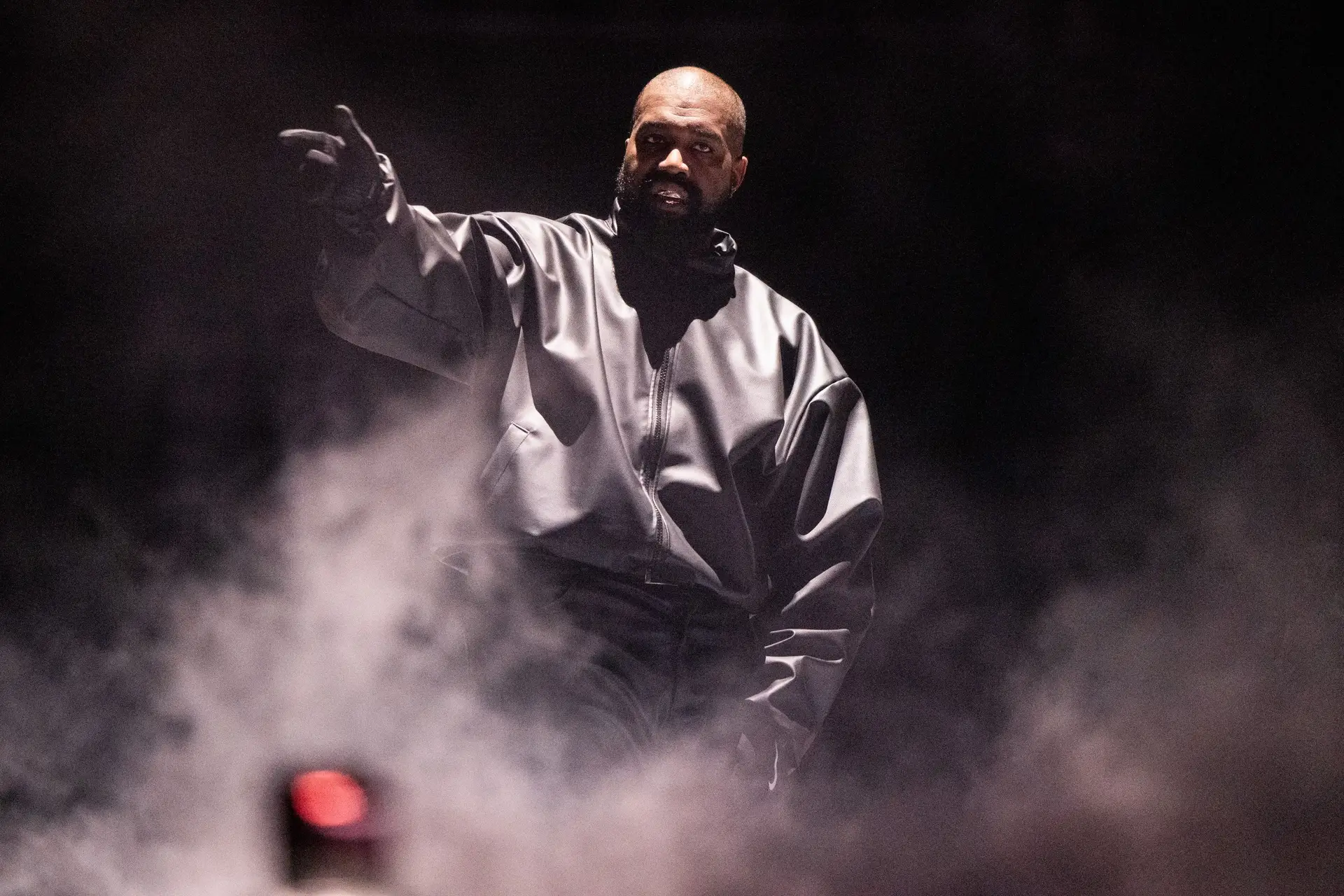 Kanye West durante o concerto de reprodução "Vultures 1", inserido no festival Rolling Loud 2024, realizado nos Hollywood Park Grounds, em Inglewood, Califórnia, no dia 14 de março de 2024.
