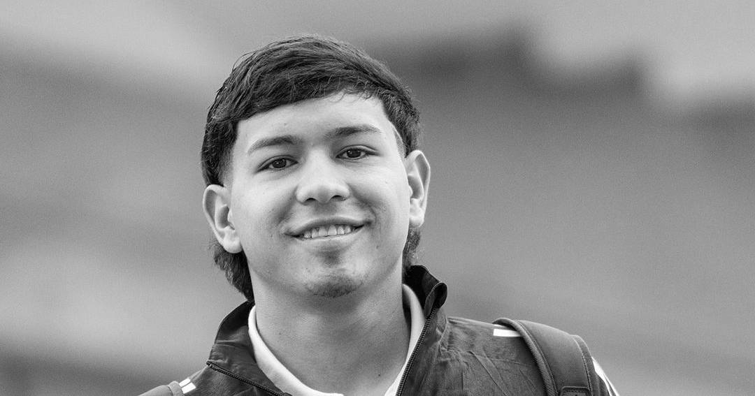 Futebolista colombiano de 18 anos morre após desmaiar em campo