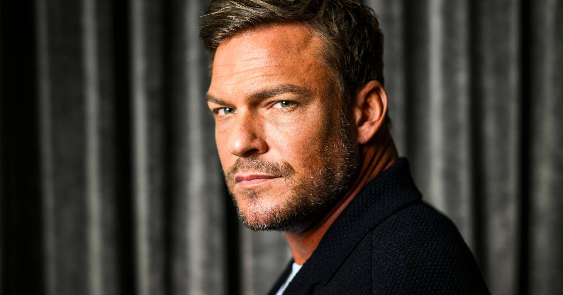 Ator Alan Ritchson filmado a agredir vizinho em frente aos filhos - SIC ...