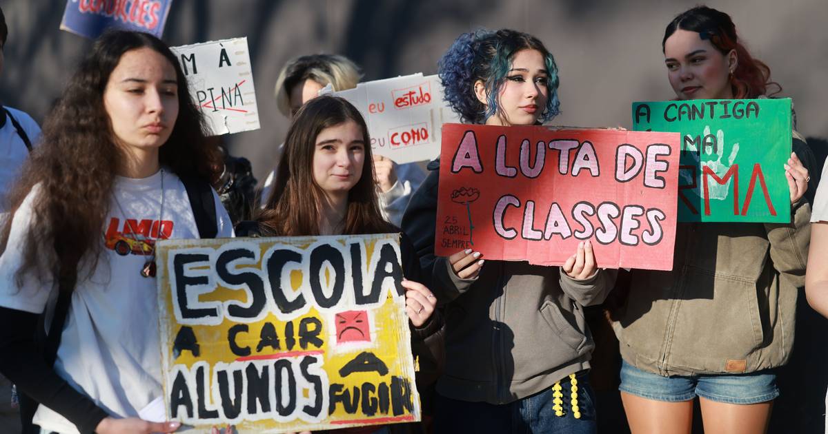 Estudantes da Soares dos Reis saem à rua para exigir melhores melhores condições