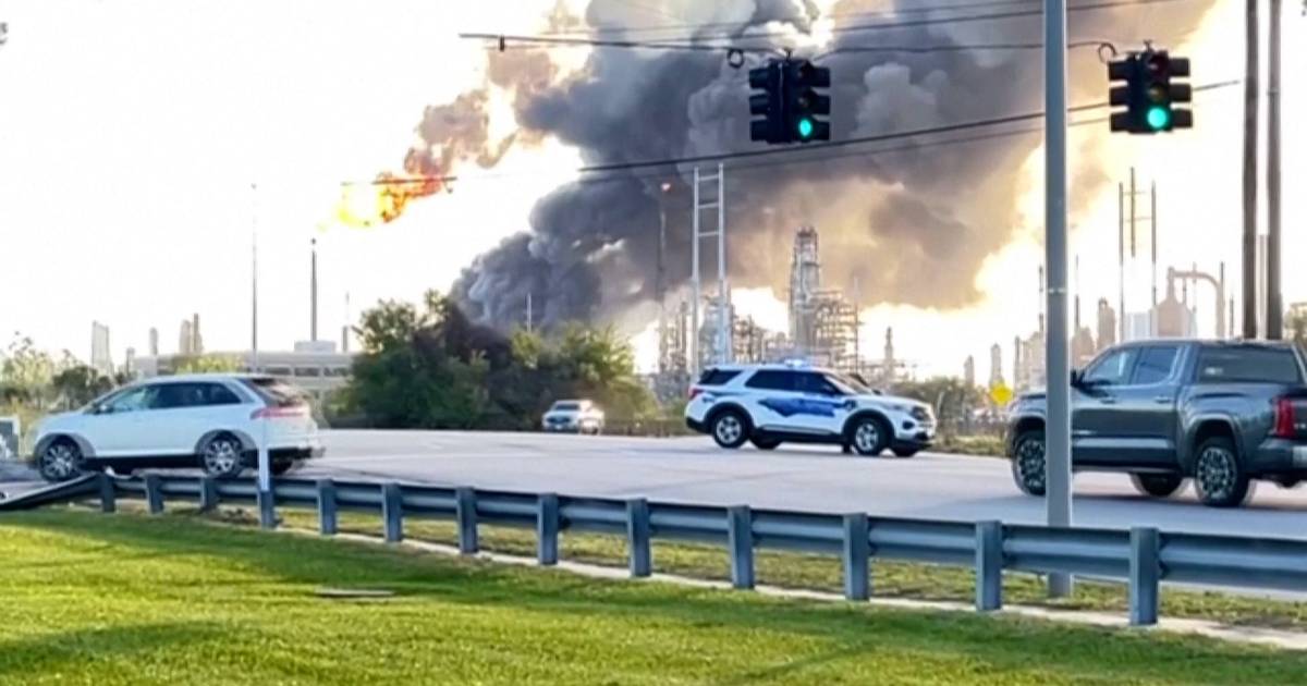 Explosão em refinaria de petróleo causa incêndio de grandes dimensões no Texas