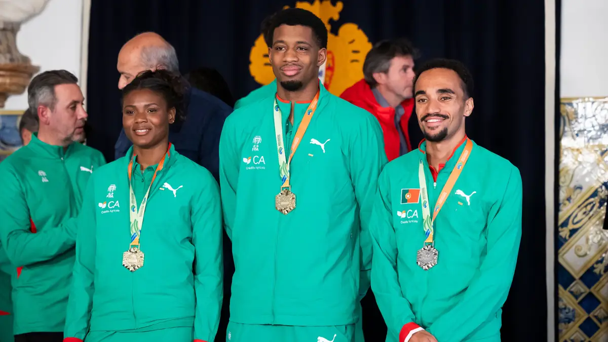 Os atletas Agate Sousa, Gerson Baldé e Isaac Nader durante o encontro com o Presidente da República, António José Seguro, com a comitiva de atletas participante no Mundial de Atletismo de pista curta, no Palácio de Belém. em Lisboa, 23 de março de 2026.
