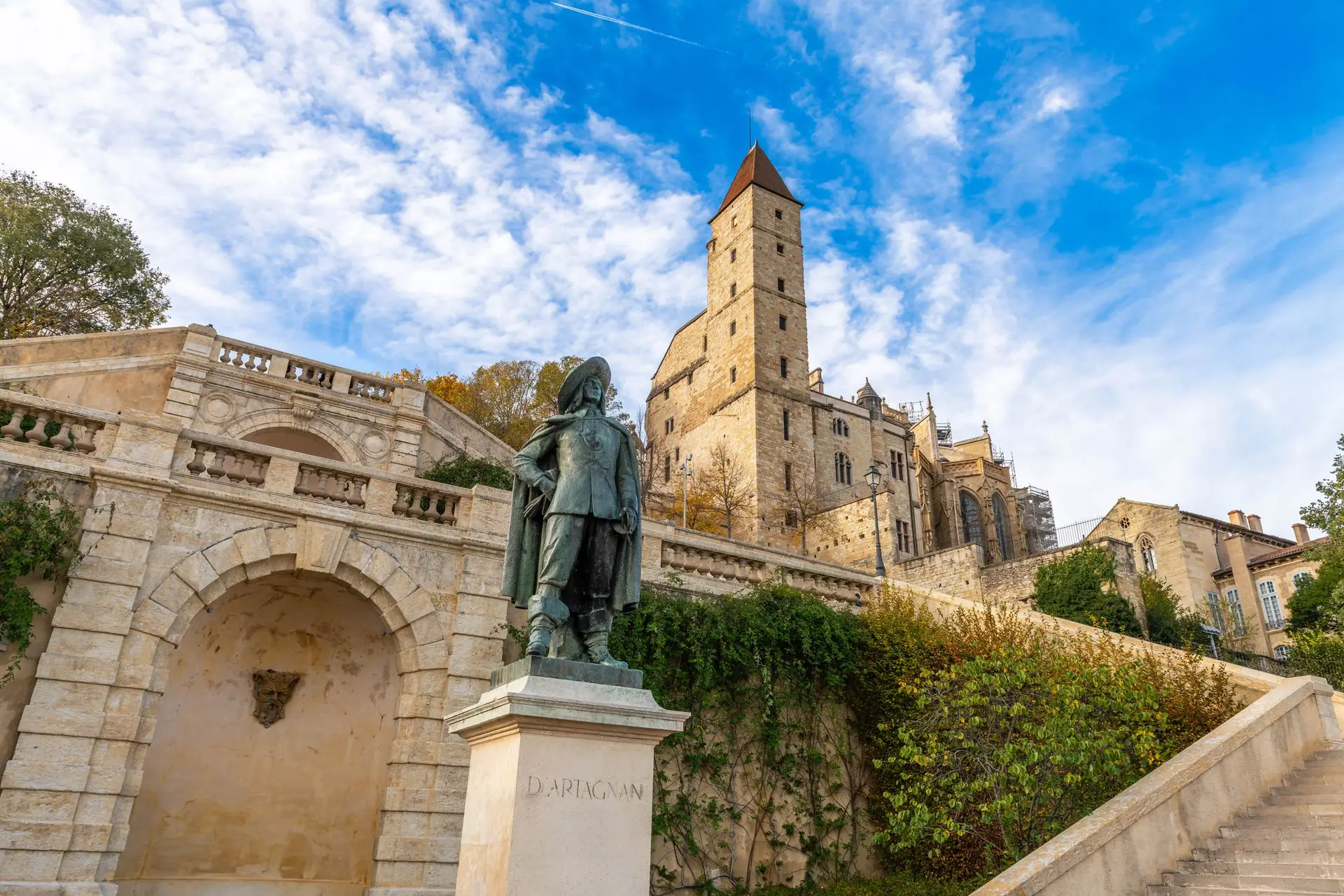 Estátua de D’Artagnan em frente à torre de Armagnac, em Auch, Gers, Occitânia, França.