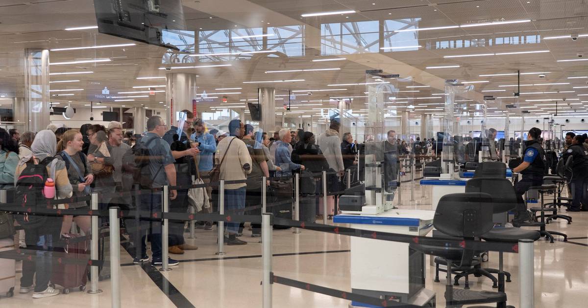 Bloqueio no Congresso paralisa aeroportos dos Estados Unidos com filas de quatro horas