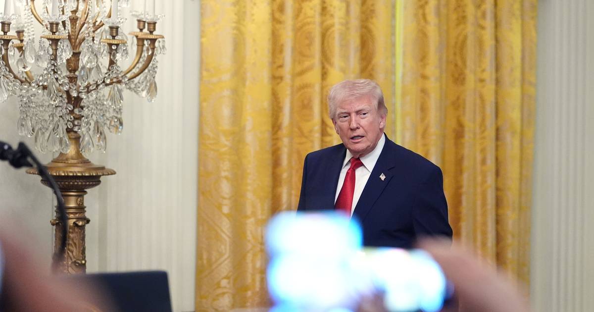 Trump prolonga até 6 de abril ultimato para Irão reabrir Estreito de Ormuz