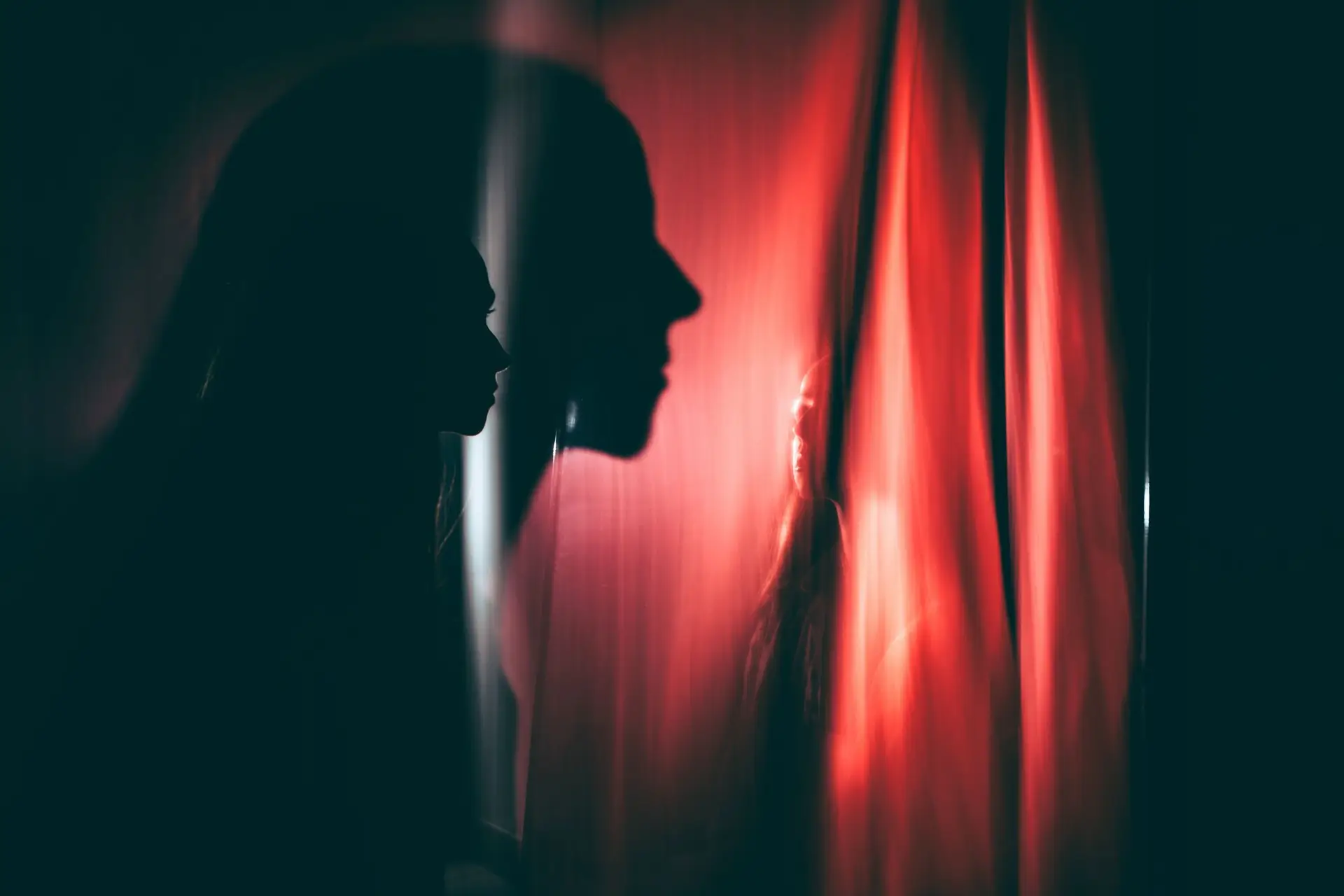 Mulher afirma ter sido drogada e violada por Epstein aos 19 anos