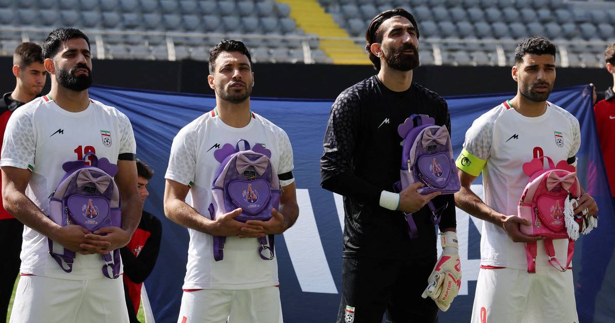 Seleção do Irão homenageia meninas que morreram em ataque dos EUA contra escola