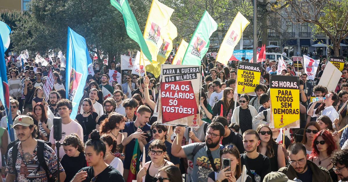 Com bandeiras, bombos e palavras de ordem, centenas de jovens protestam contra pacote laboral