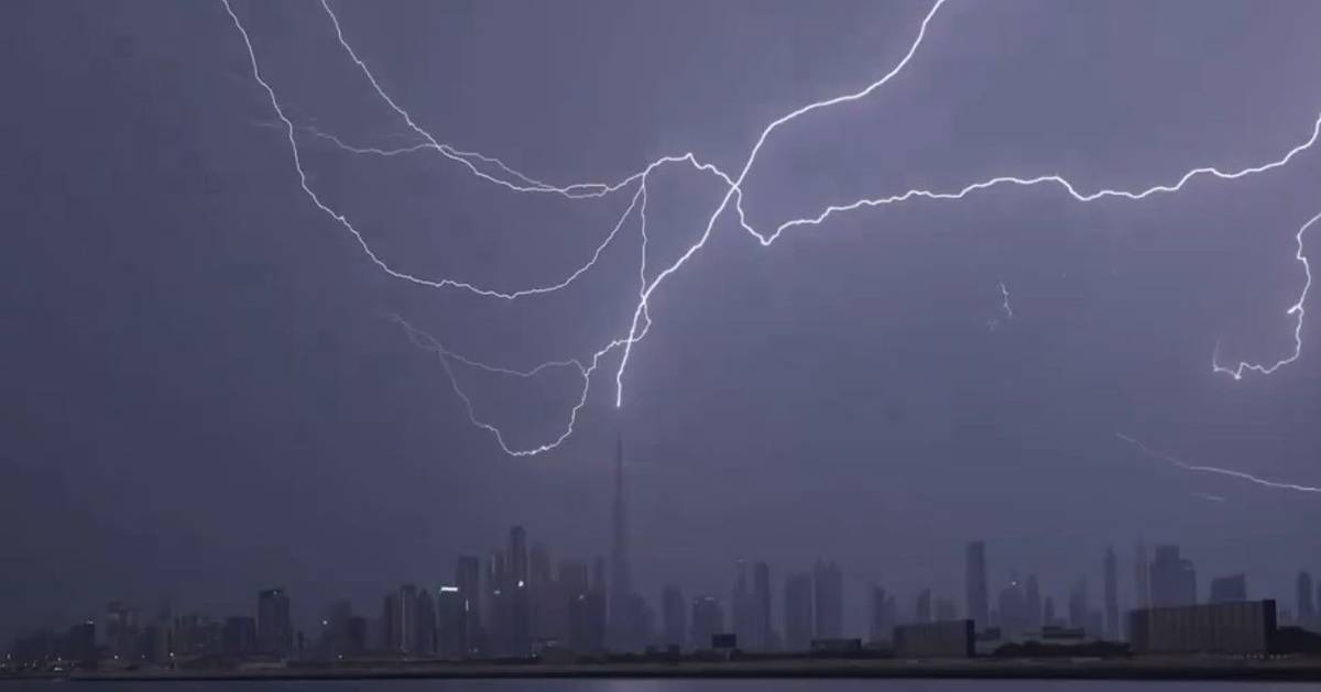 Durante tempestade intensa no Dubai, raio atinge o Burj Khalifa