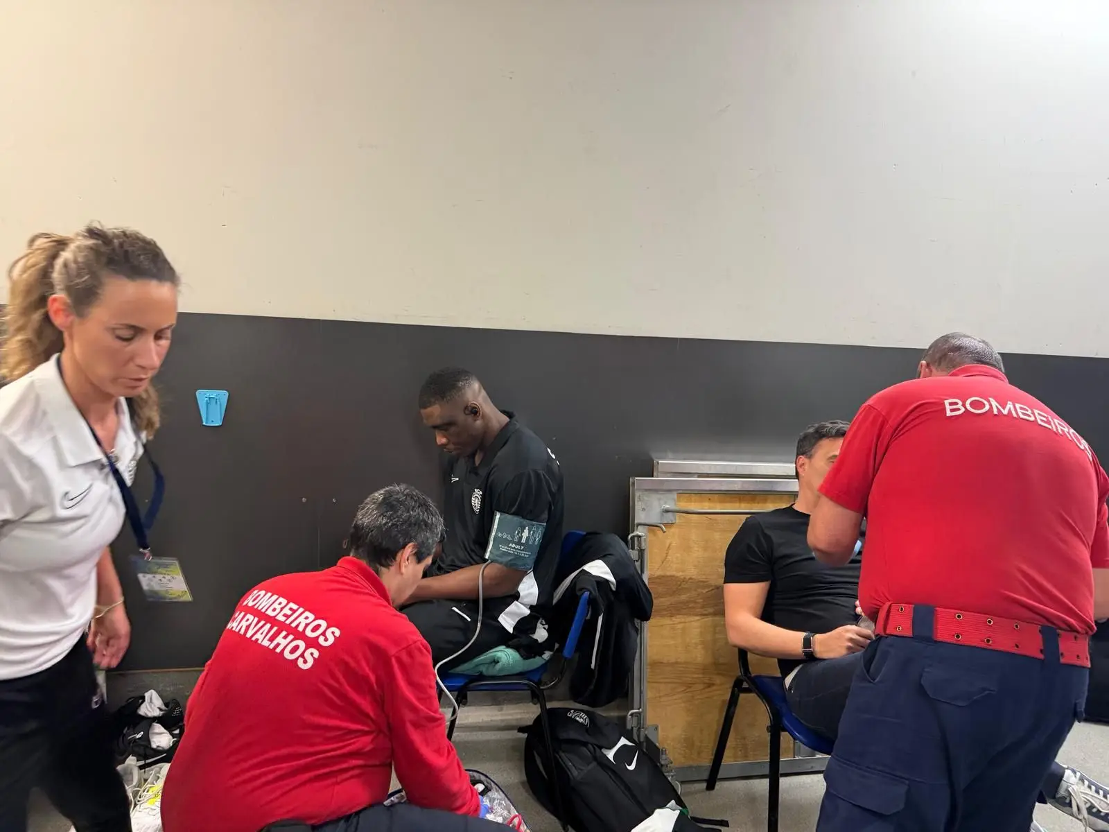 Andebol: elementos do Sporting hospitalizados devido a cheiro "intenso" e "adormecedor" no balneário antes de clássico