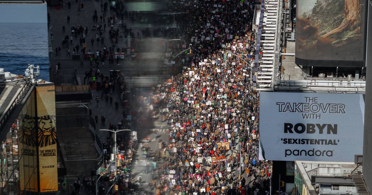Multidões nas ruas dos Estados Unidos contra Governo de Donald Trump, protesto atravessou o Atlântico