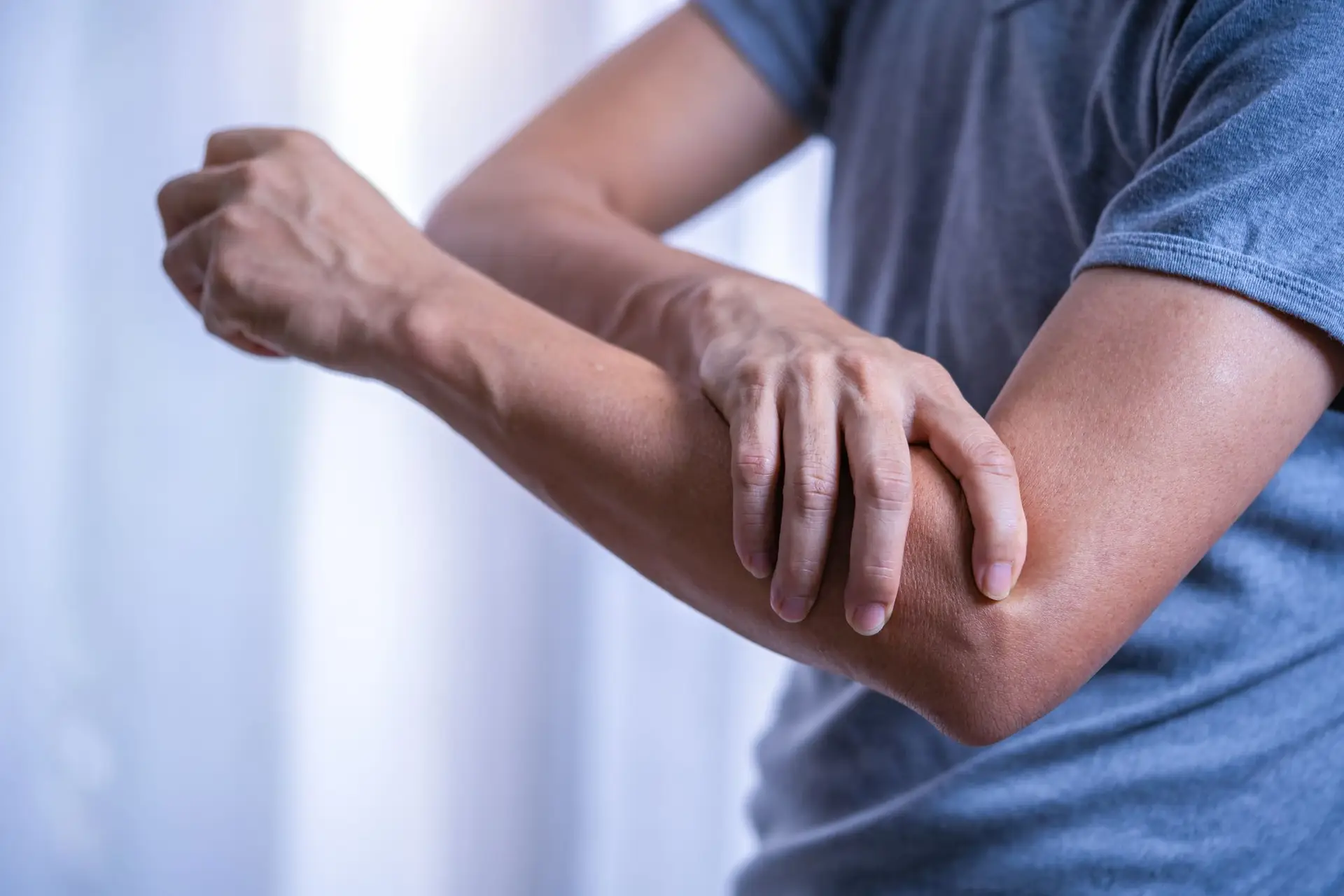 Perda de força num braço, desvio da boca (vulgarmente referido como "boca ao lado") e dificuldade na fala - perante qualquer um destes sinais, deve-se ligar de imediato 112