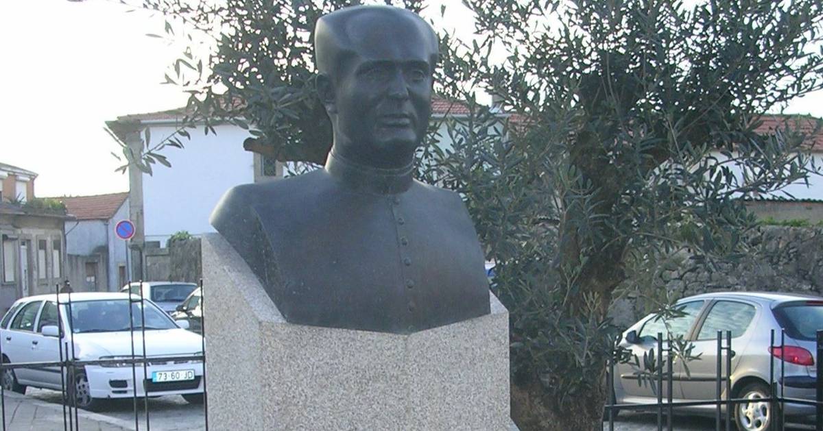Segundo busto em bronze roubado na freguesia de Ramalde em poucos dias