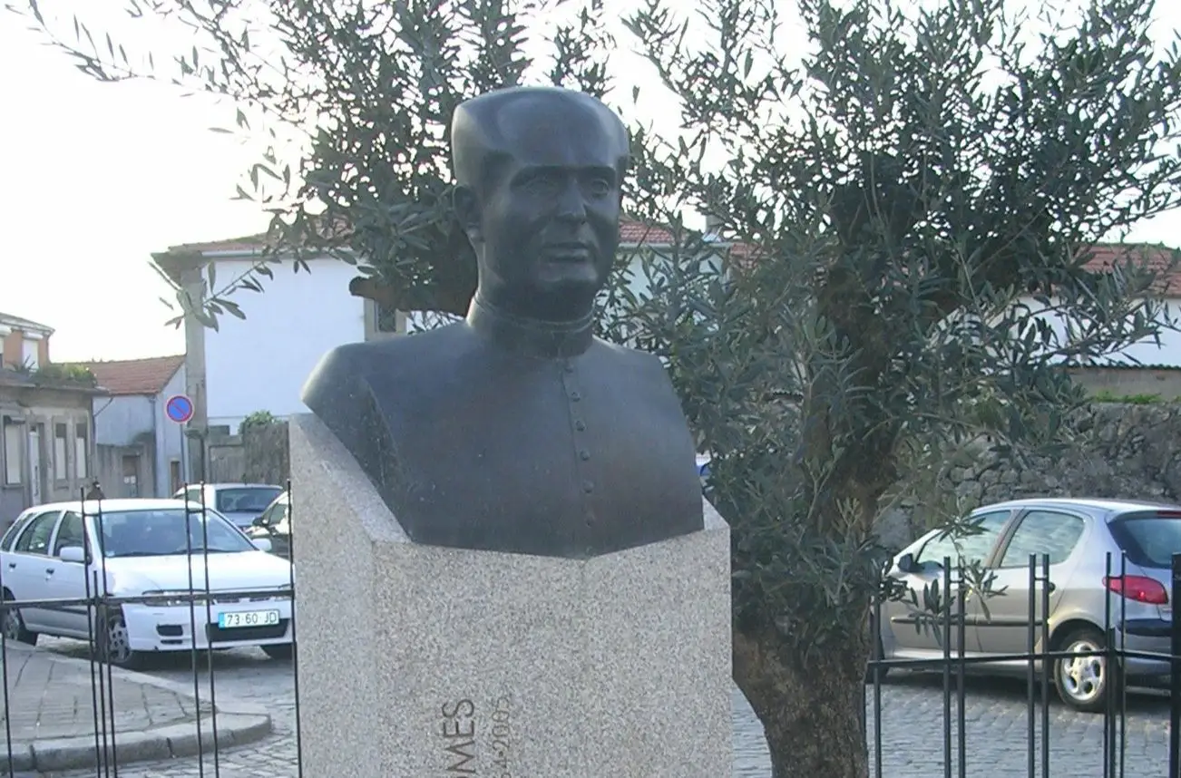 Segundo busto em bronze roubado na freguesia de Ramalde em poucos dias