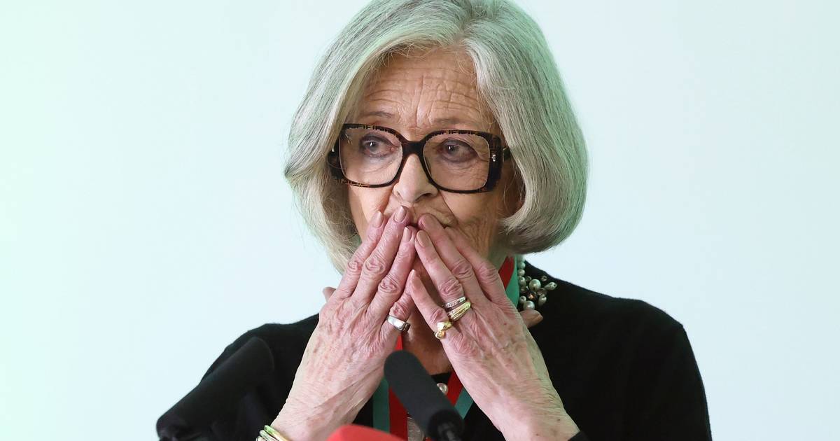 "Continuarei a viver à minha maneira": Simone de Oliveira distinguida com Medalha de Mérito Cultural