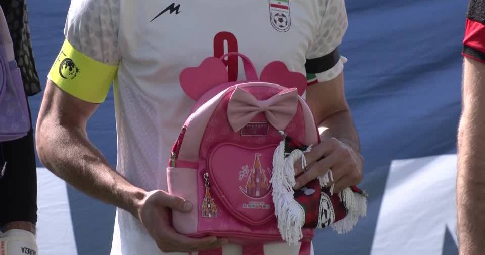 Jogadores iranianos levam mochilas para campo para recordar crianças mortas em escola atingida por míssil