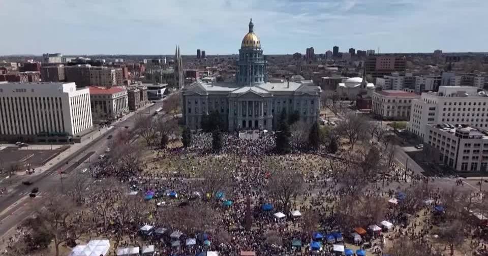 "No Kings": Milhares de pessoas protestaram contra Trump em várias cidades nos Estados Unidos