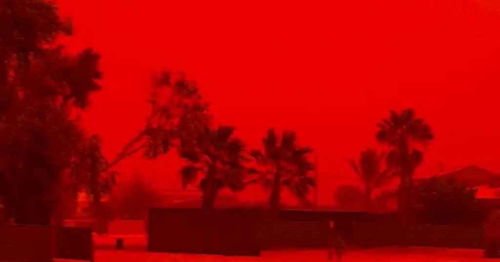 “Incrivelmente assustador” e “tudo coberto de poeira”: Ciclone Narelle 'pinta' de vermelho céu da Austrália Ocidental