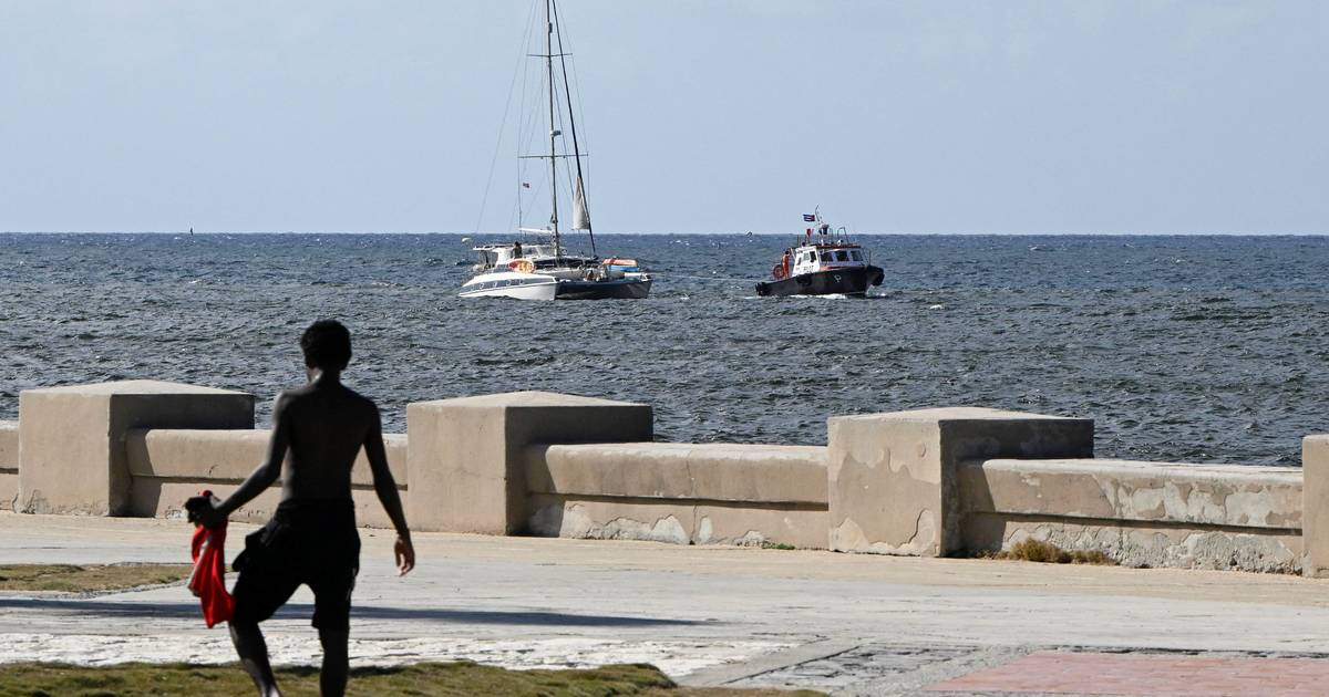 Petroleiro russo alvo de sanções aproxima-se de Cuba apesar do bloqueio de Trump