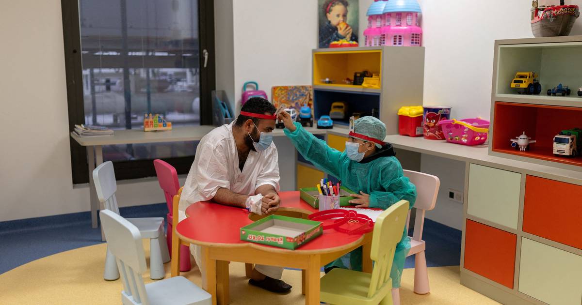 Pai atravessa o Mediterrâneo para salvar filho com insuficiência renal