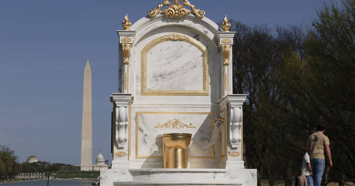 "Trono digno de rei": sanita dourada critica Trump e obras na Casa Branca