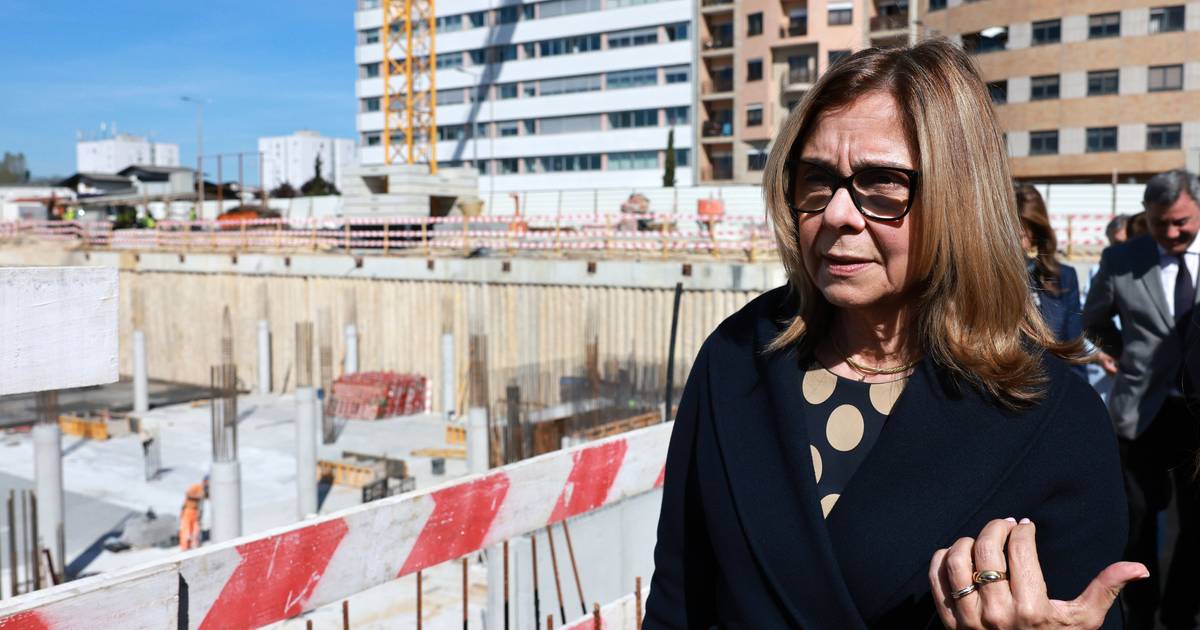 Ministra da Saúde admite incentivos para médicos e quer SNS a trabalhar mais em rede