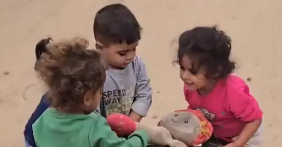 Crianças em Gaza encenam funeral enquanto brincam