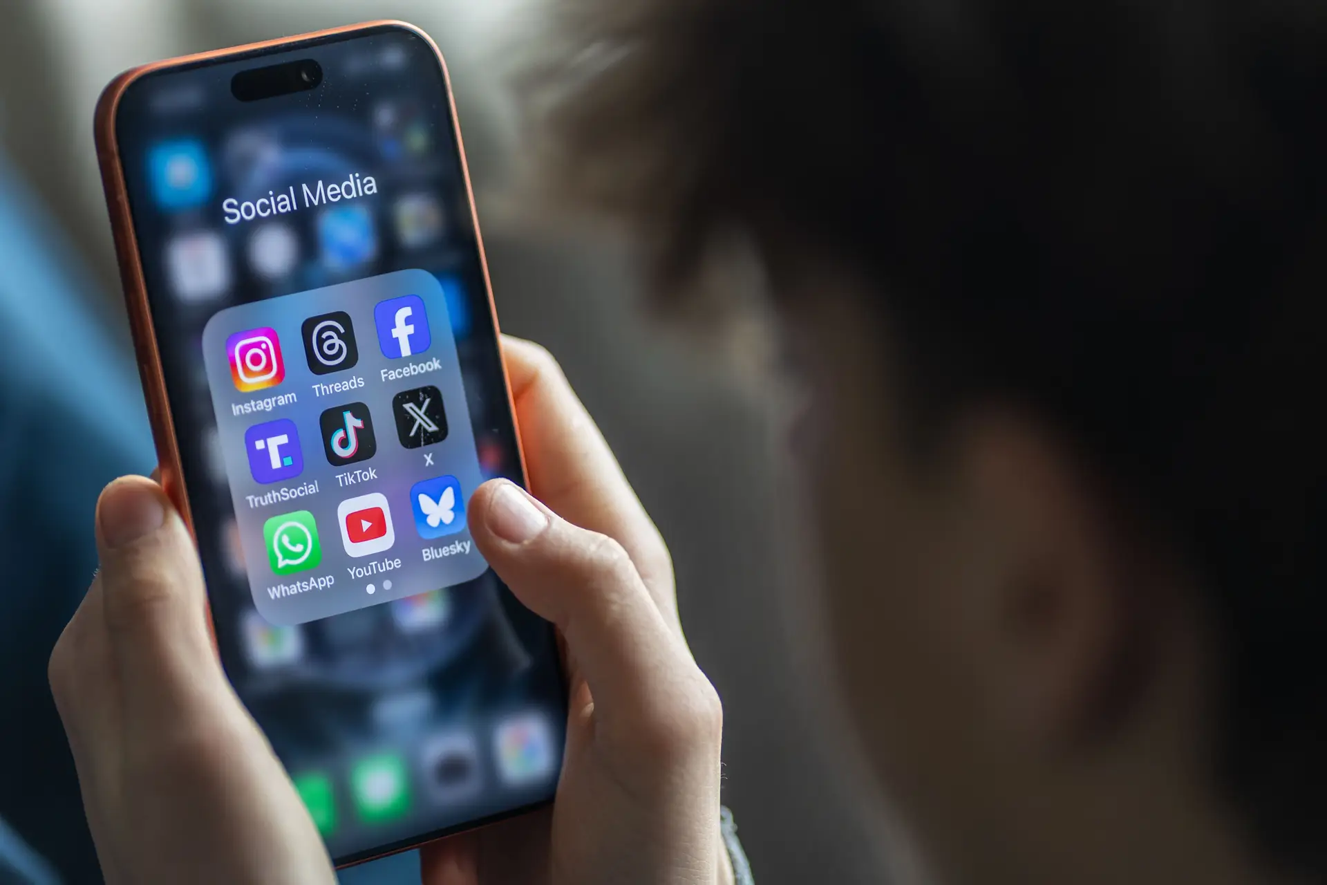 Austrália ameaça multar TikTok, Instagram e YouTube por não proteger menores