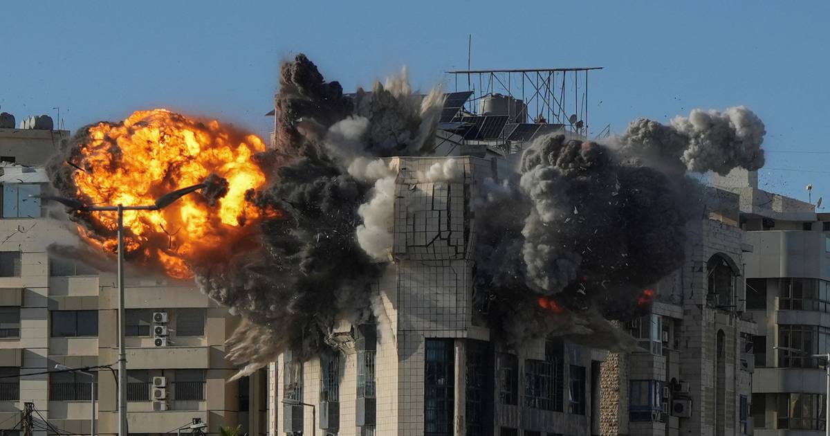 Petroleiro alvo de ataque perto do Estreito de Ormuz, embaixador iraniano em Lisboa garante que novo ayatollah está vivo