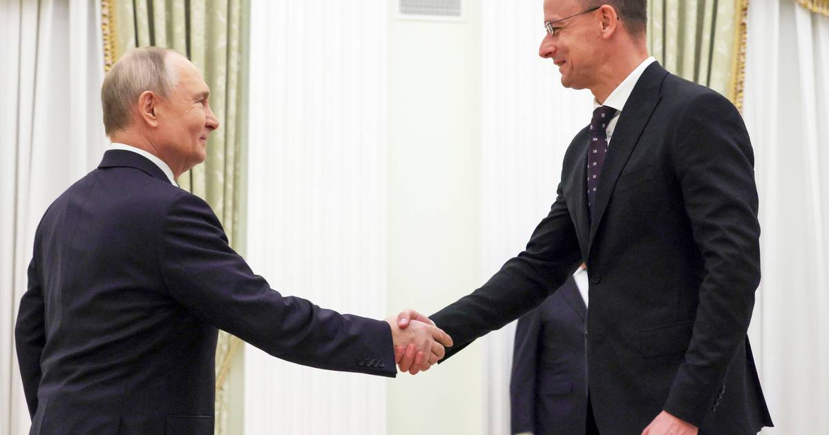 Kiev pede investigação a ministro dos Negócios Estrangeiros húngaro após escutas sobre sanções à Rússia