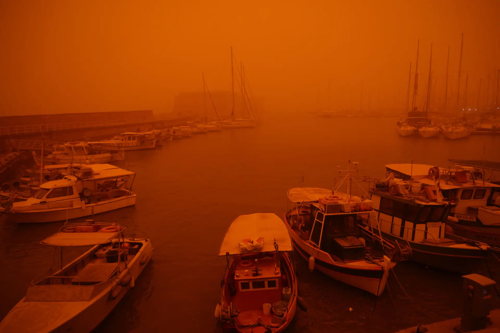 Tempestade de poeira do Saara cobre de laranja o céu da ilha de Creta na Grécia