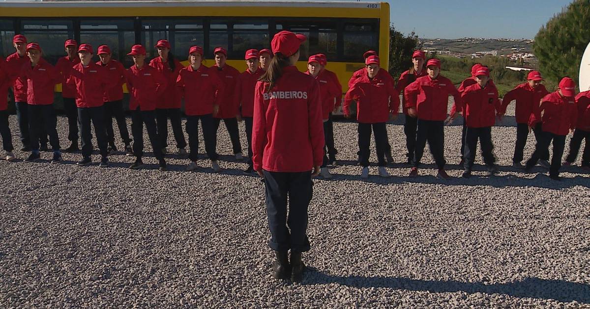 Ser bombeiro por cinco dias: tradição de Páscoa leva crianças aos quartéis