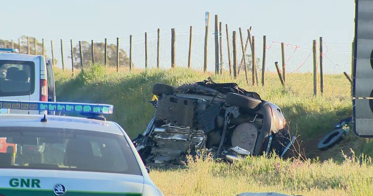 Quatro mortos em colisão no IC1 em Santiago do Cacém, entre eles duas crianças