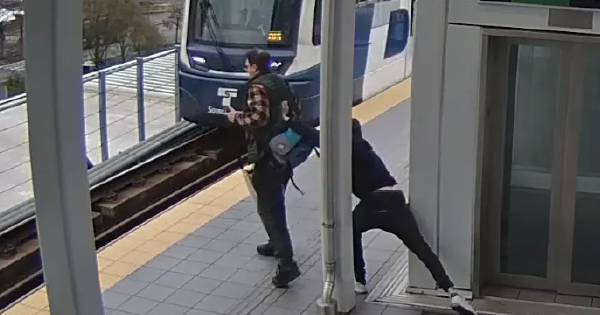 Homem escapa ileso após ser empurrado para a frente de um comboio nos EUA