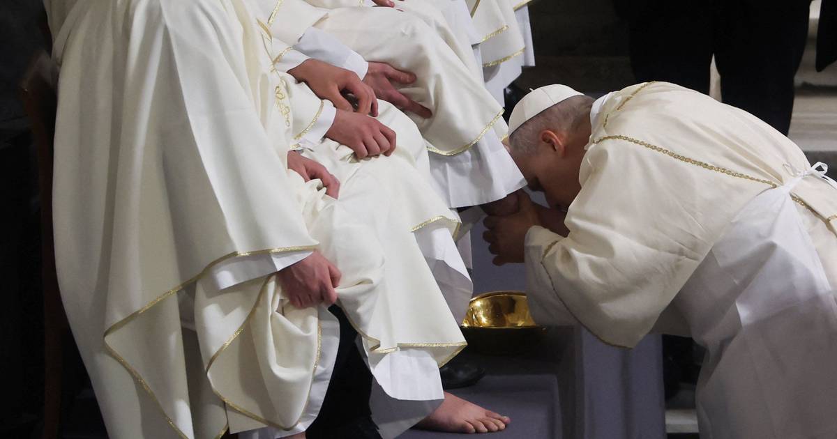 Leão XIV realiza primeiro lava-pés como Papa em Páscoa diferente da era Francisco