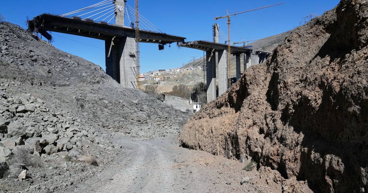 Estados Unidos atacam maior ponte do Irão e matam pelo menos oito pessoas