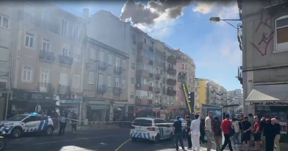 Incêndio em prédio obriga ao corte do trânsito na rua Morais Soares em Arroios