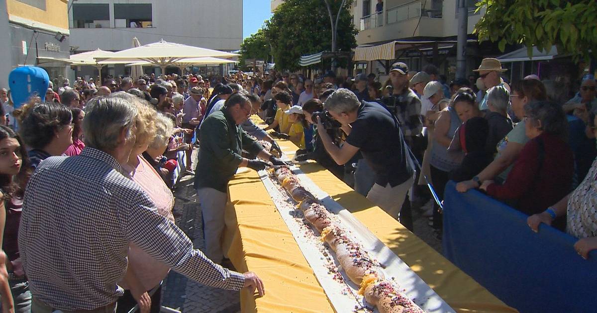 Quarteira cumpre tradição com folar de Páscoa... gigante