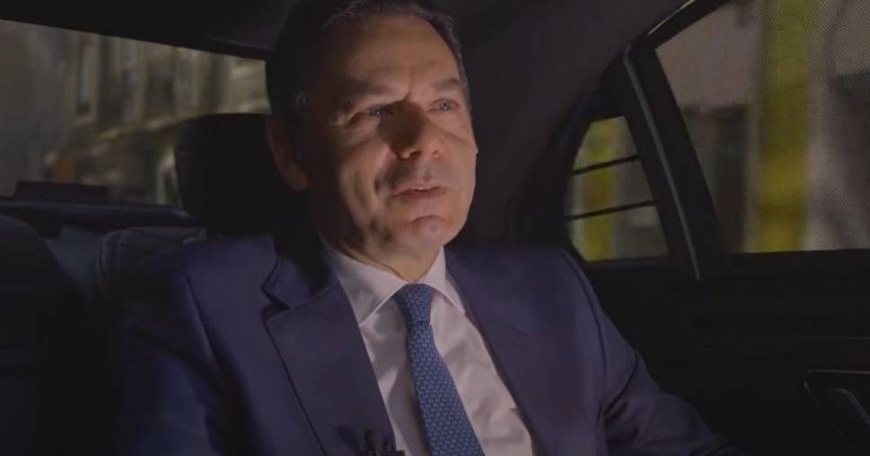 Montenegro sem cinto de segurança no dia em que Governo fez 