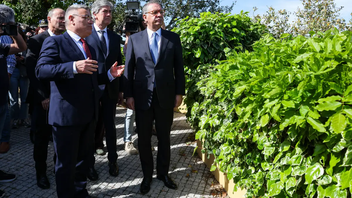 O Presidente da República, António José Seguro (D), ouve explicações do presidente da Câmara Municipal da Sertã, Carlos Miranda (2-E), durante a visita ao Hotel de Montanha da Sertã, destruído pelo mau tempo, no âmbito da sua primeira Presidência aberta pelos distritos de Castelo Branco e Santarém, em Pedrógão Pequeno, 06 de abril de 2026.