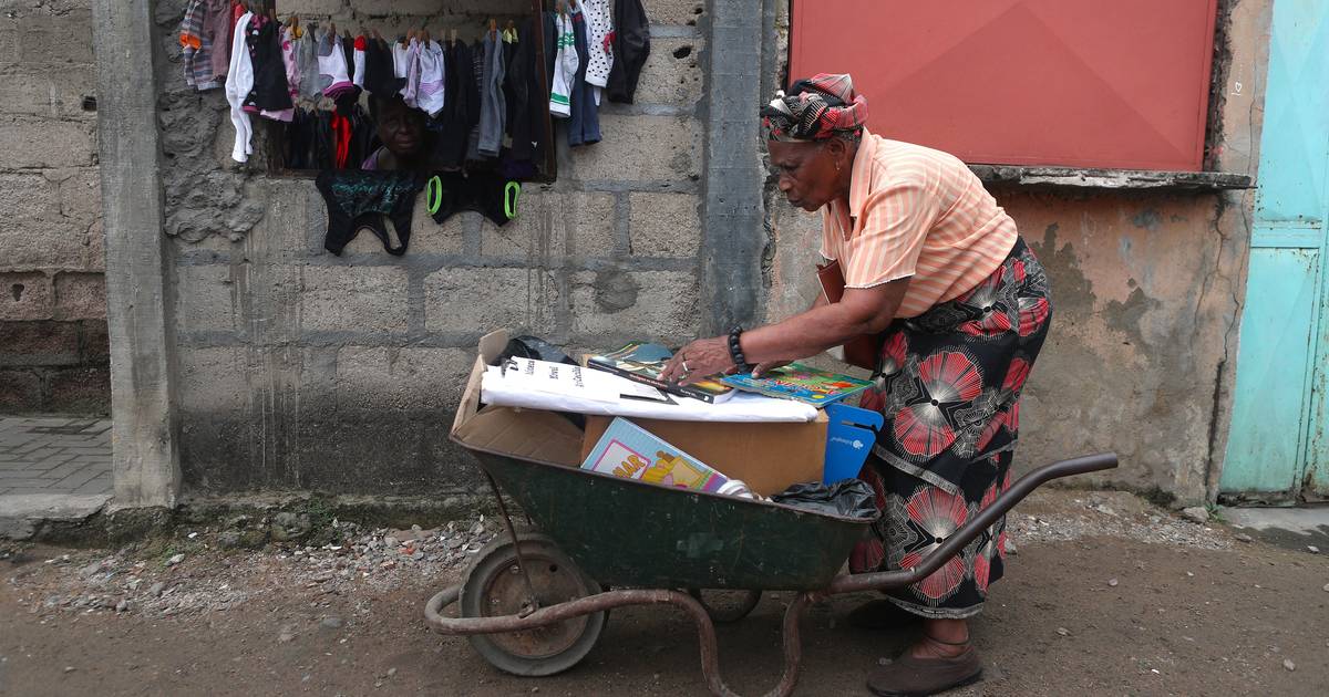 Avó Cecília cria biblioteca móvel e incentiva à leitura em bairro de Maputo