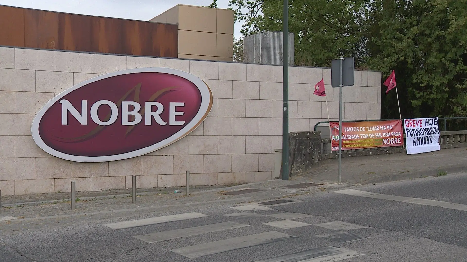 Trabalhadores da Nobre em greve exigem aumento salarial de 50 euros e acusam empresa de não negociar