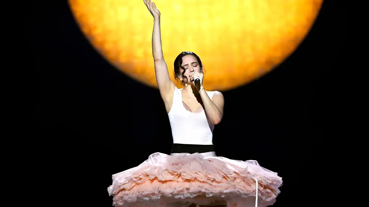 Rosalía atua no palco da LDLC Arena a 16 de março de 2026, em Lyon, França.