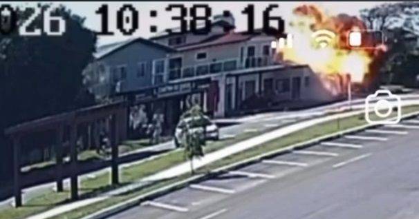 Avião choca contra restaurante no Brasil, momento da colisão registado em vídeo