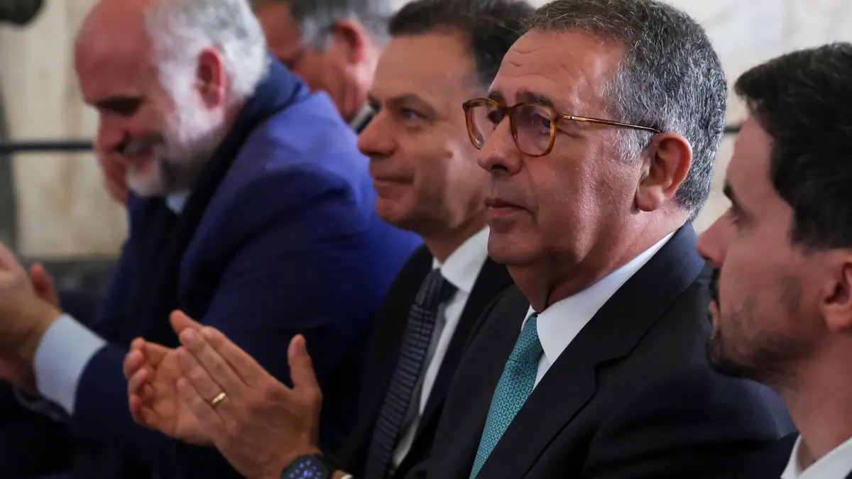 O Presidente da República, António José Seguro (2-D), acompanhado pelo primeiro-ministro, Luís Montenegro (C), durante a cerimónia de assinatura do protocolo entre a Estrutura de Missão e várias fundações, na Central Elétrica de Tomar – Núcleo Museológico, no segundo dia da sua primeira Presidência aberta dedicada ao distrito de Santarém, em Tomar, 07 de abril de 2026.