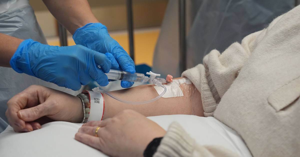 Mulher com três doenças autoimunes entra em remissão após terapia inovadora