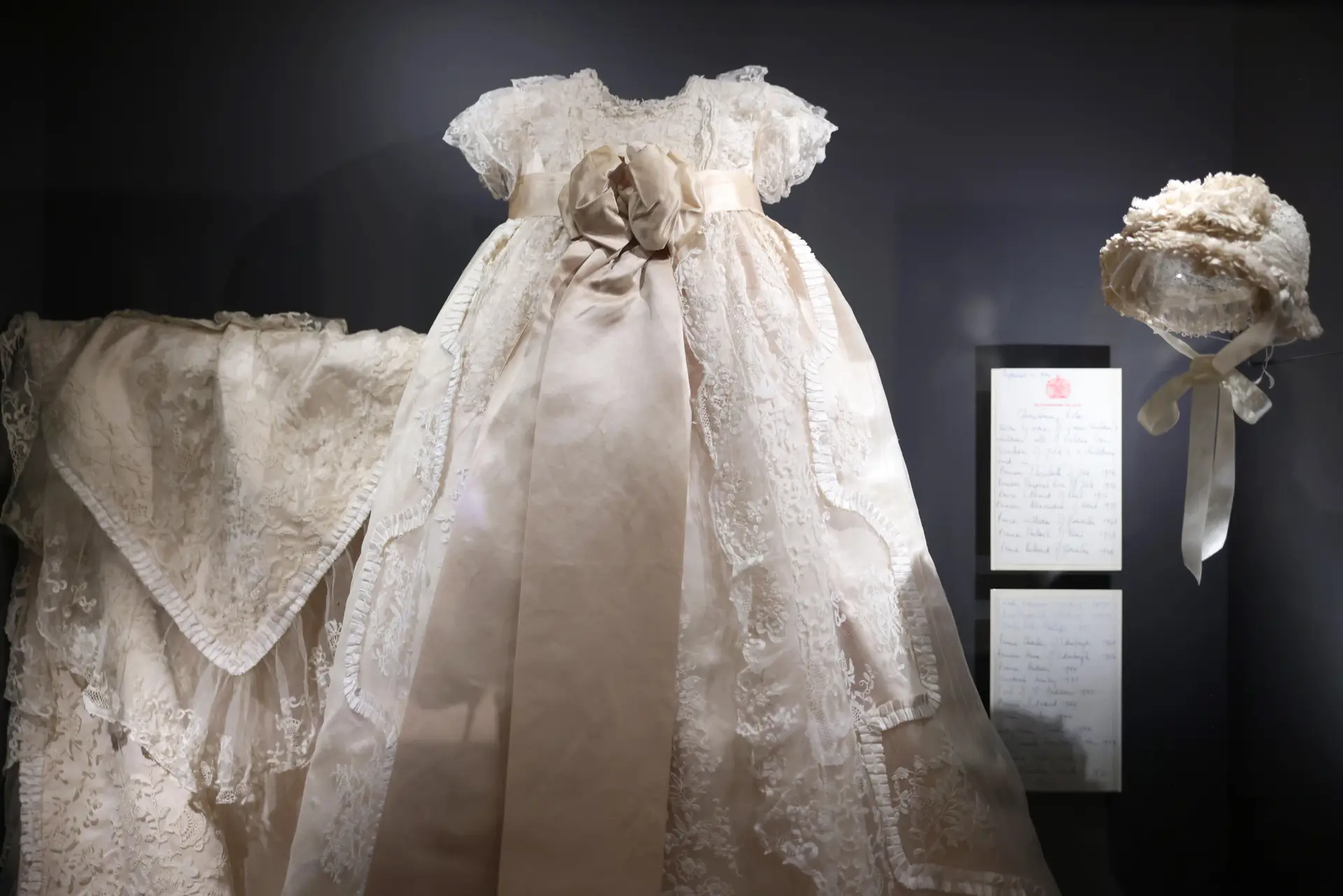 Trajes de infância utilizados pela Rainha Isabel II 